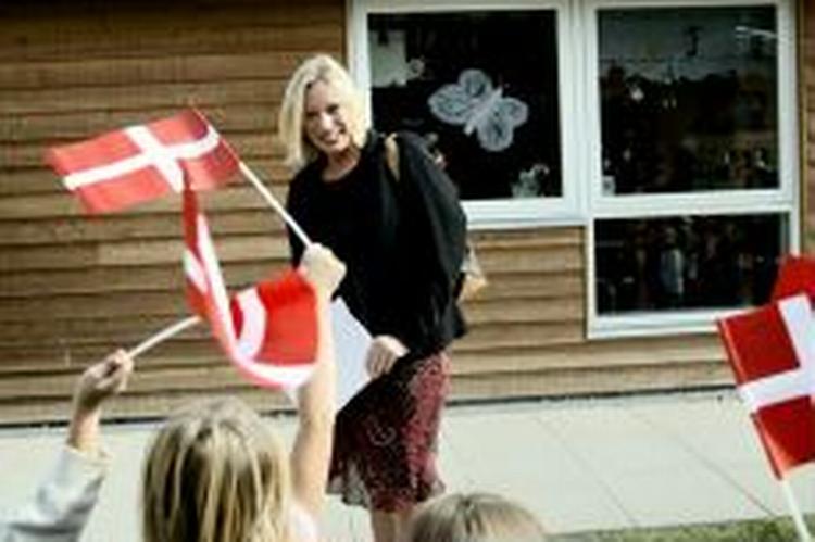 Socialminister Henriette Kjær på besøg i en privat børnehave i Kalundborg, der har det svært. Nu kommer ministeren private børnehaver til undsætning. - Foto: Miriam Dalsgaard. 
