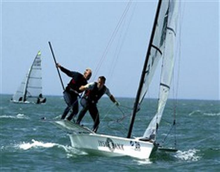 balance. Allan Nørregaard og Klaus Nauer, der her kæmper hårdt på de spanske bølger, er bedst placerede danske 49 er med en foreløbig 10.-plads.   Foto: Per Heegaard 