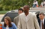 Kobe Bryant ankommer til et af mange retsmøder i selskab med sin advokat Pamela Mackay. - Foto: AP 