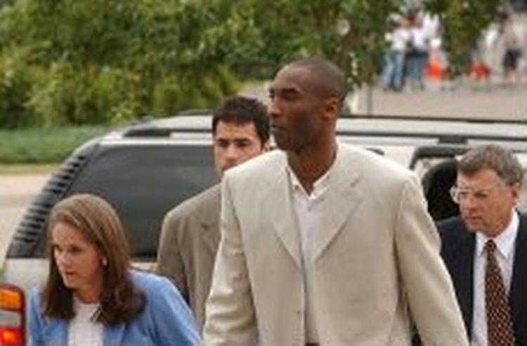 Kobe Bryant ankommer til et af mange retsmøder i selskab med sin advokat Pamela Mackay. - Foto: AP 