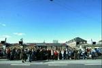 Passagerer venter ved Hovedbanegården. Både s-tog og regionaltog stod stille under strømafbrydelsen. - Foto: Peter Hove Olsen! 