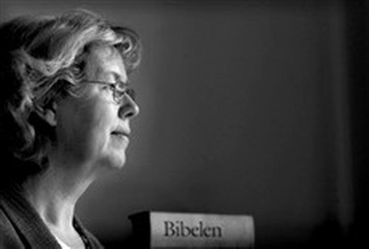 Nåde. »Jeg lægger stor vægt på et godt forhold til kirkeudvalget, og udvalget bør naturligvis orienteres korrekt. Det vil jeg sikre sker i fremtiden«, skriver kirkeminister Tove Fergo.   Foto: Finn Frandsen 