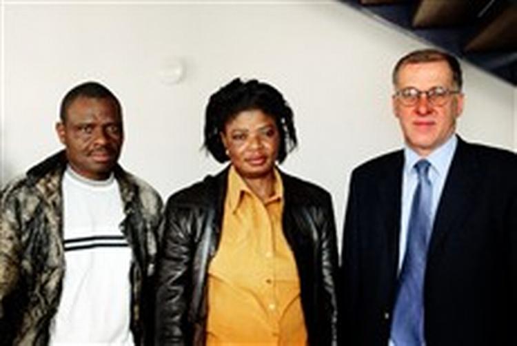 Det nigerianske ægtepar Gladys og Peter Iboi sammen med deres advokat Anders Christian Jensen. - Foto: Miriam Dalsgaard 