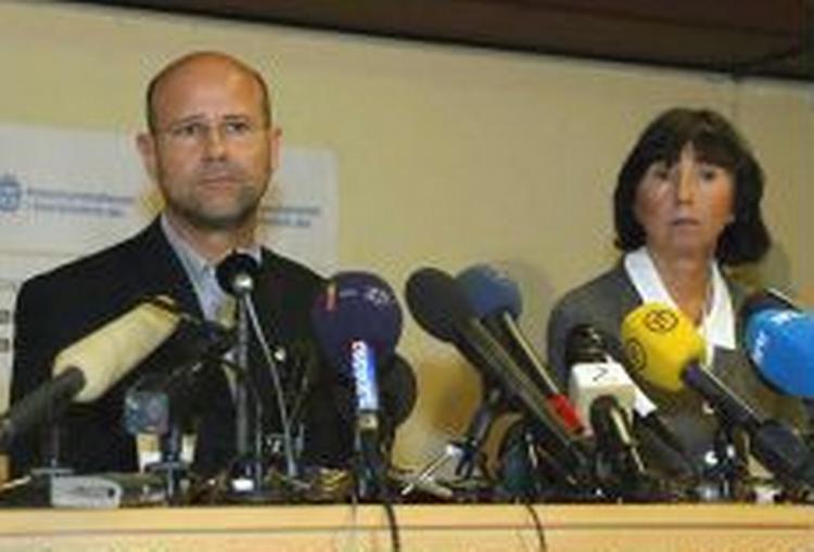 Efterforskningsleder Leif Jennekvist (tv) gav få oplysninger om den mand, politiet anholdt onsdag formiddag. - Foto: Stefan Söderström 