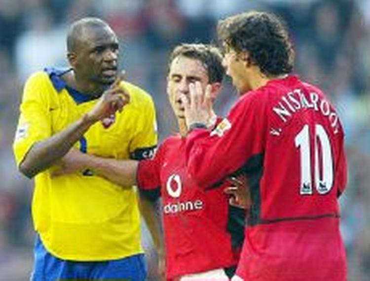 Det gik helt galt mellem Arsenals Patrick Viera og Ruud van Nistelrooy. - Foto: AP 