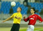 Mikkel Drexel i gult er her i en duel med Goran Trobok. - Foto: AP 