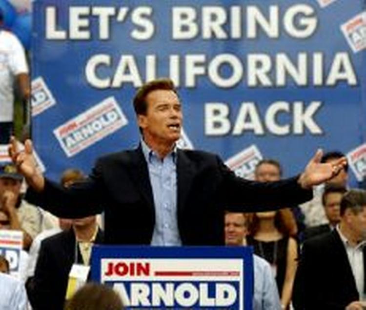 Arnold Schwarzenegger er kendt for at bruge beskidte kneb i sine film. Nu gør han det samme i sin valgkamp. - Foto: AP 