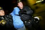 Den 35-årige siger, at politiet ventede med at køre af sted efter anholdelsen i Solna. De ventede på pressen, mener den 35-årige. - Foto: Pressens Bild 