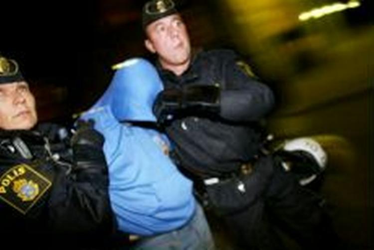 Den 35-årige siger, at politiet ventede med at køre af sted efter anholdelsen i Solna. De ventede på pressen, mener den 35-årige. - Foto: Pressens Bild 