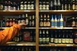 Aldersgrænsen for køb af alkohol foreslås hævet til 16 år. - Foto: AP 