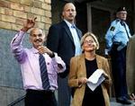 Udenrigsminister Anna Lindh havde levet endnu, hvis hun havde haft livvagter som ved dette møde den 9. september, hvor hun var sammen med den græske udenrigsminister George Papandreo, mener en tidligere livvagt i SÄPO. - Foto: Bertil Ericson 