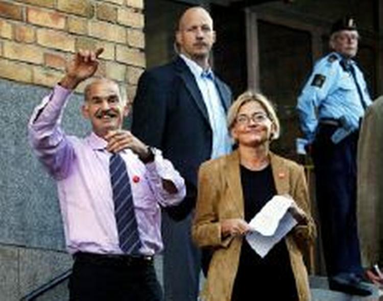 Udenrigsminister Anna Lindh havde levet endnu, hvis hun havde haft livvagter som ved dette møde den 9. september, hvor hun var sammen med den græske udenrigsminister George Papandreo, mener en tidligere livvagt i SÄPO. - Foto: Bertil Ericson 