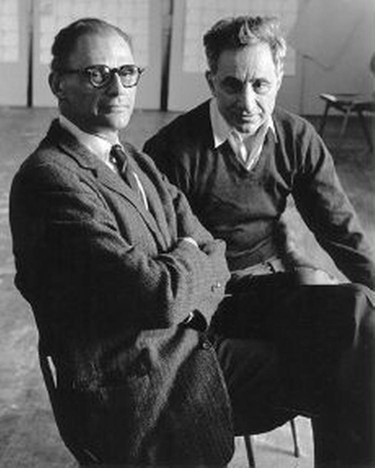 Kazan (t.v.) sammen med Arthur Miller, hvis stykke En Sælgers Død, Kazan satte op. - Arkivfoto: AP 