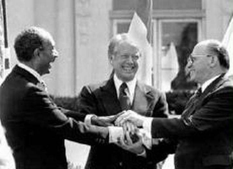 Anwar Sadat, USA's præsident Jimmy Carter og Israels premierminister Begin ved freden i 1979. - Foto: AP 