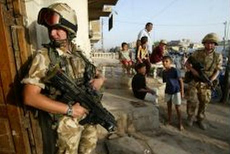 Britiske soldater på patrulje i den sydirakiske by Basra. Briternes Territorial Army, en slags hjemmeværn, der udgør hærens reservestyrke, melder, at indtil videre har mere end 2.000 opsagt deres aftaler. - Foto: AP 