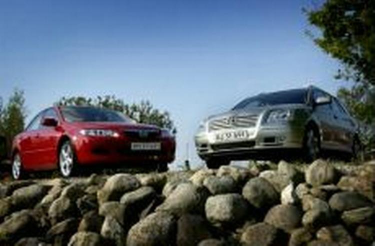 Mazda 6 (til venstre) og Toyota Avensis (her som stationcar) er oplagte konkurrenter. I denne sammenligning får Mazda 6 en kneben sejr. - Foto: Martin Zakora 