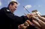 Schwarzenegger er i fuld gang med valgkampen. Men sexskandalen risikerer at give ham alvorlige ridser i lakken. - Foto: AP 