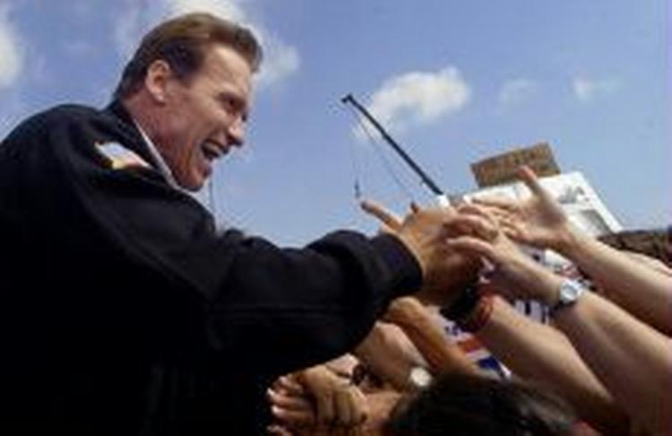 Schwarzenegger er i fuld gang med valgkampen. Men sexskandalen risikerer at give ham alvorlige ridser i lakken. - Foto: AP 