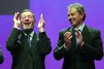 Entusiasmen på kongressen var en bleg afglans i forhold til tidligere. Men indenrigsminister Blunkett (tv) var glad, og Blair klappede. - Foto: AP 