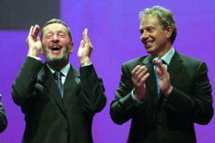 Entusiasmen på kongressen var en bleg afglans i forhold til tidligere. Men indenrigsminister Blunkett (tv) var glad, og Blair klappede. - Foto: AP 