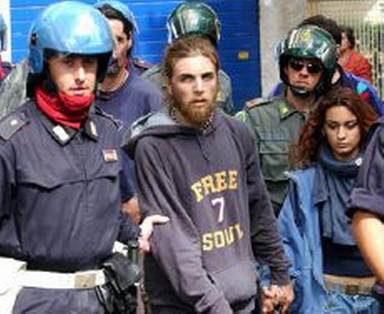 Italiensk politi har anholdt en stribe demonstranter, der har skab uro i forbindelse med EU-topmødet i Rom. - Foto: AP 