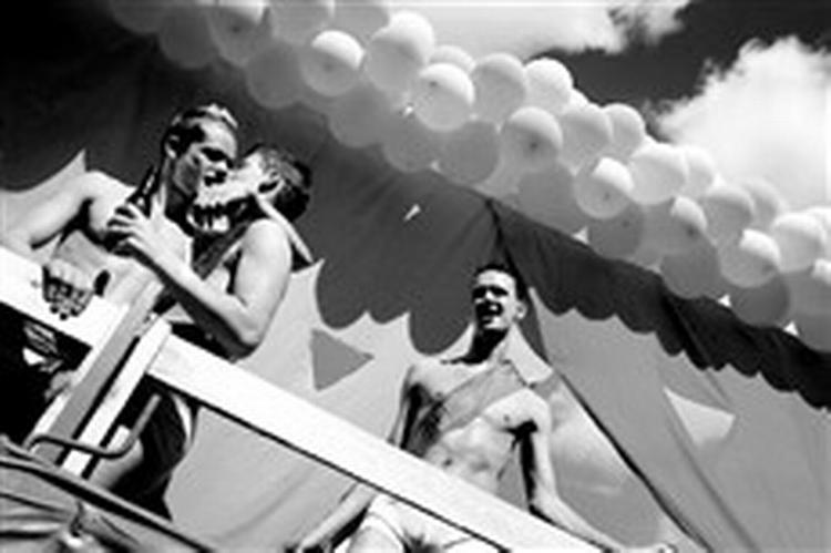 De senere år er Wonderful Copenhagen begyndt at markedsføre København som en frisindet by for bl.a. at tiltrække flere bøsser. Her er der gang i den ved årets Mermaid Pride-parade.   Foto: Jan Grarup 