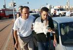 En kvæstet israeler bliver hjulpet væk fra gerningsstedet. - Foto: AP 