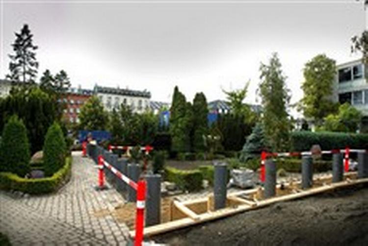 Solide jernpullerter skal forhindre, at motorkøretøjer kan trænge ind på Den Amerikanske Ambassade gennem Garnisons Kirkegården. - Foto: Morten Langkilde 