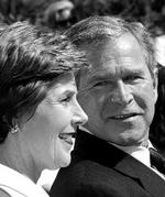 Verdens mest magtfulde mand, George W. Bush, har afsløret en digterisk følsomhed i savnet af sin kone gennem snart 26 år, Laura. Men den indbringer nok ingen lyrikpriser.   Foto: Paul J. Richards, AFP 