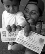 I oktober 2002 indførte USA krav om biometriske visakort ved grænsen til Mexico. Her er det Cesar Jareth Romo Gallegos, 3, og Edgar Romo Gallegos, 9, der viser deres kort frem. På den ældste af drengenes kort ses fingeraftrykket t 