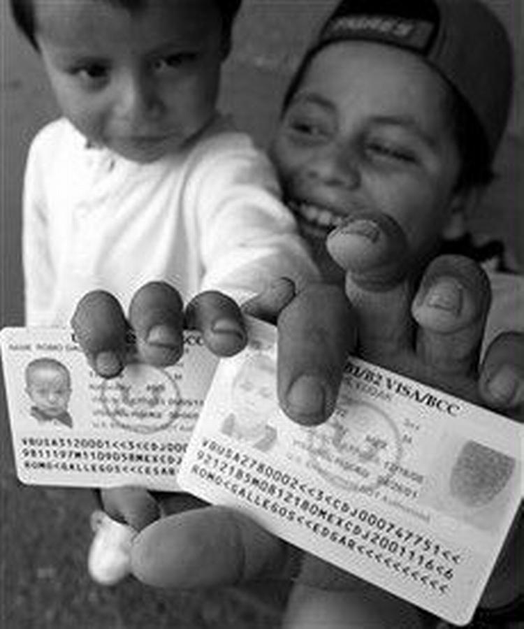 I oktober 2002 indførte USA krav om biometriske visakort ved grænsen til Mexico. Her er det Cesar Jareth Romo Gallegos, 3, og Edgar Romo Gallegos, 9, der viser deres kort frem. På den ældste af drengenes kort ses fingeraftrykket t 