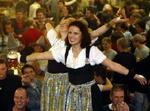 Servetricerne dansede på bordene den sidste aften af Oktoberfesten. - Foto: AP 