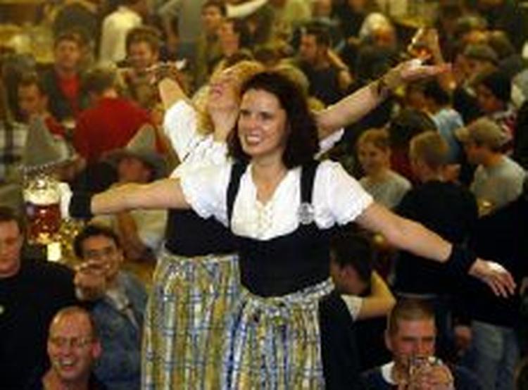 Servetricerne dansede på bordene den sidste aften af Oktoberfesten. - Foto: AP 