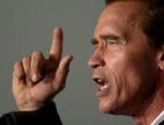 'De fjerner jobs og virksomheder ud af staten, og nu er det tid til at vi fjerner Gray Davis (den siddende guvernør)', siger Arnold Schwarzenegger. - Foto: AP 