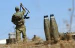 En israelsk soldat, der befinder sig i nærheden af kibbutzen Iftach nær grænsen til Libanon. Her frygter Israel, at et angreb kan finde sted. - Foto: AP 