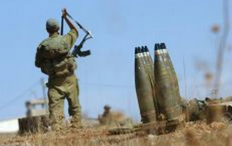 En israelsk soldat, der befinder sig i nærheden af kibbutzen Iftach nær grænsen til Libanon. Her frygter Israel, at et angreb kan finde sted. - Foto: AP 