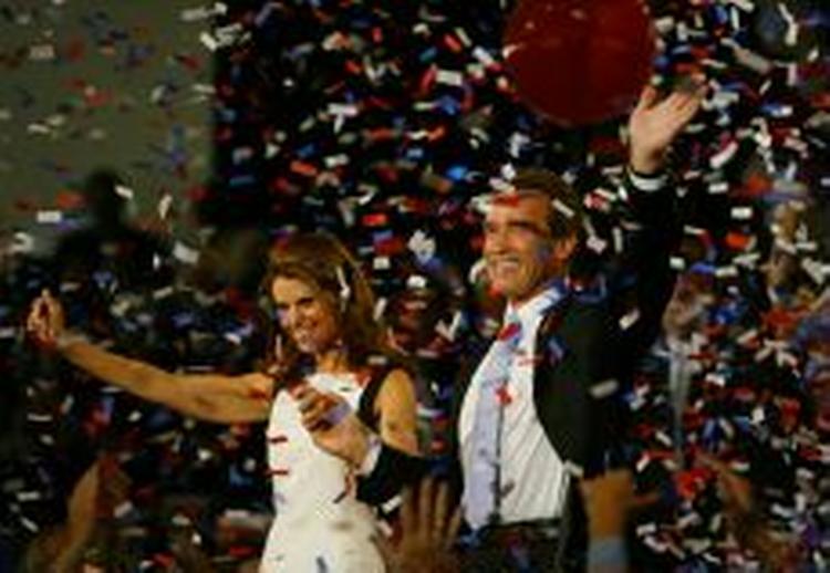 Schwarzenegger og hustruen Maria Shriver efter valgsejren. - Foto: AP 