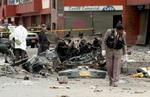 Bombeeksperter undersøger stedet. - Foto: AP 