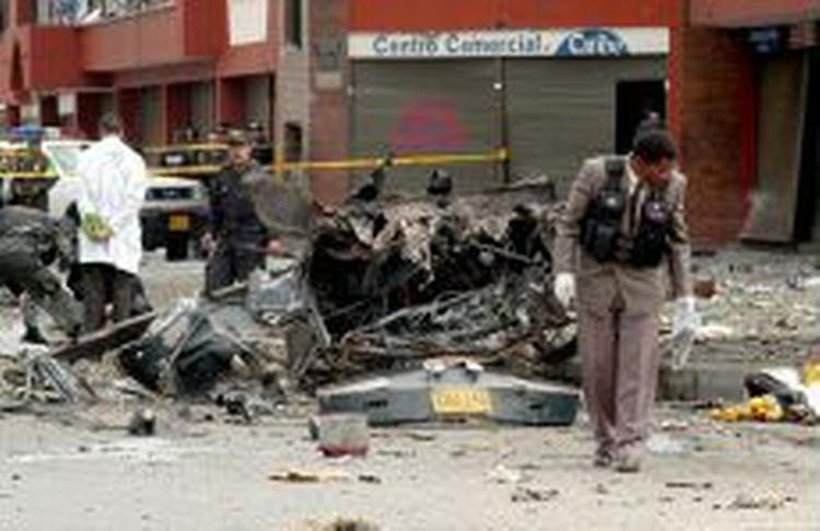 Bombeeksperter undersøger stedet. - Foto: AP 