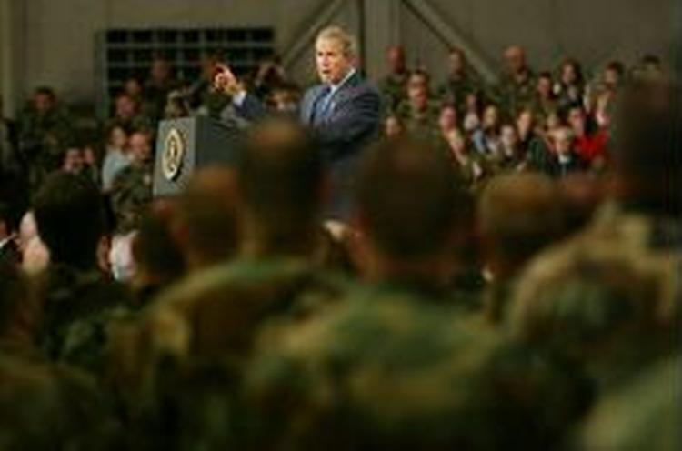 Bush mødte militærfolk og deres familier i New Hampshire. - Foto: AP 