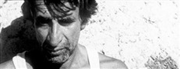 Den 60-årige kunstmaler har forvildet sig ind i sindets labyrinter. Han spilles af Alejandro Ferretis. - Foto: Paradis Film. 