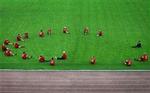 Ingen kæde er stærkere end det svageste led, men den danske så i hvert fald ubrydelig ud under træningen på Kosevo Stadion, hvor assistenten Keld Bordinggaard fører an i strækøvelserne. - Foto: Finn Frands 