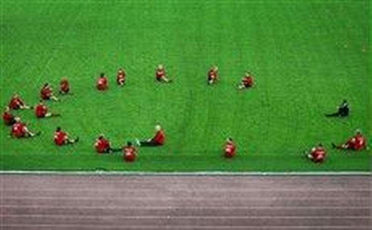 Ingen kæde er stærkere end det svageste led, men den danske så i hvert fald ubrydelig ud under træningen på Kosevo Stadion, hvor assistenten Keld Bordinggaard fører an i strækøvelserne. - Foto: Finn Frands 