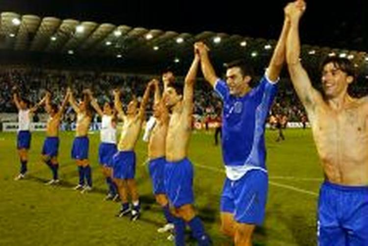 Glade grækere efter den økonomiske 1-0-sejr i Athen over Nordirland, der ikke har scoret i kvalifikationsturneringen. - Foto: AP 