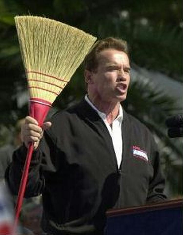 56-årige Arnold Schwarzenegger - her bevæbnet med en kost. - Foto: AP 