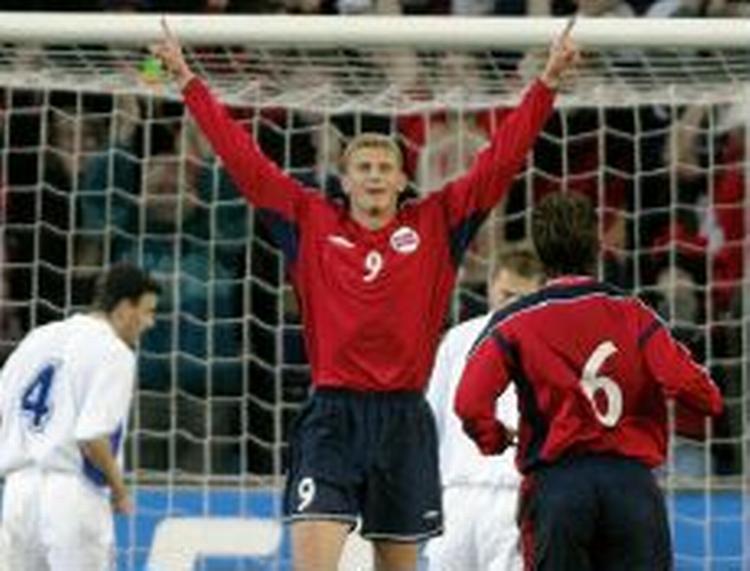 Tore Andre Flos sejrsmål mod Luxemburg var et 'rungende hallo fra Drillo-tiden', skriver den norske avis Aftenposten. - Foto: AP 