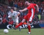 John Hartson scorer på straffe for Wales i lørdagens 2-3-nederlag til Serbien-Montenegro. Wales var inden kampen sikker på en playoff-billet. 