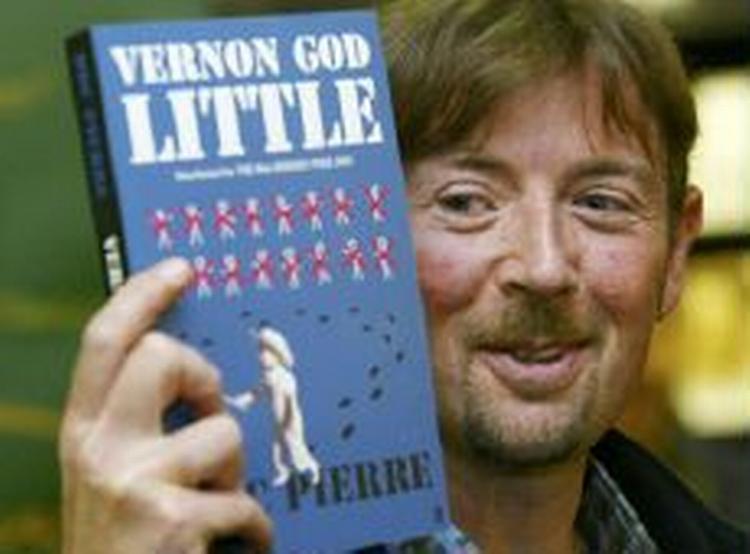 DBC Pierre med en udgave af sin roman. Foto: AP 