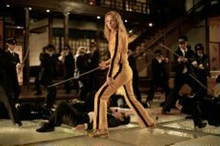 Uma Thurman iført gult træningstøj og samuraisværd. - Foto: AP 