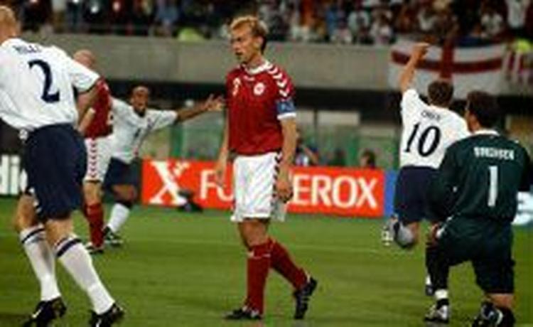 Michael Owen har scoret til 2-0 mod Danmark under VM. - Foto: Finn Frandsen 